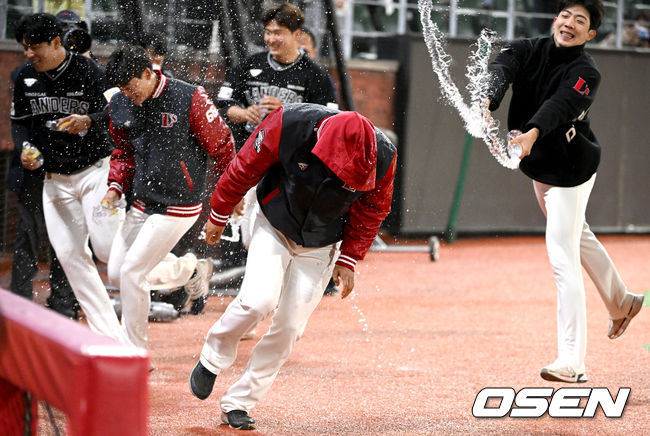 SSG 랜더스가 한화 이글스를 꺾고 올해 KBO리그 20승에 선착했다.SSG는 3일 인천SSG랜더스필드에서 열린 2022 신한은행 SOL KBO리그 한화와 시즌 4차전에서 4-2 승리를 거뒀다.SSG는 한화전 2연승에 성공했다. 연패 없이 선두를 달리다가 지난달 22일(0-2 패배), 23일 2-9 패배를 당한 바 있다. 원정 3연전 마지막 날에는 3-1 승리를 거뒀다. 이후 홈 3연전 첫날 한화를 잡았고, 20승 1무 6패로 선두를 달리고 있다.경기를 마치고 한·미 개인 통산 150승 달성을 달성한 SSG 투수 김광현이 동료들에게 물세례를 받고 있다. 2022.05.03 / dreamer@osen.co.kr