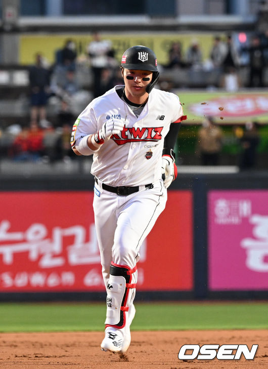 3일 오후 수원 KT 위즈파크에서 2022 신한은행 SOL KBO리그 KT 위즈와 롯데 자이언츠의 경기가 열렸다.3회말 2사 1루에서 KT 박병호가 좌월 투런 홈런을 치고 그라운드를 달리고 있다. 2022.05.03 /sunday@osen.co.kr