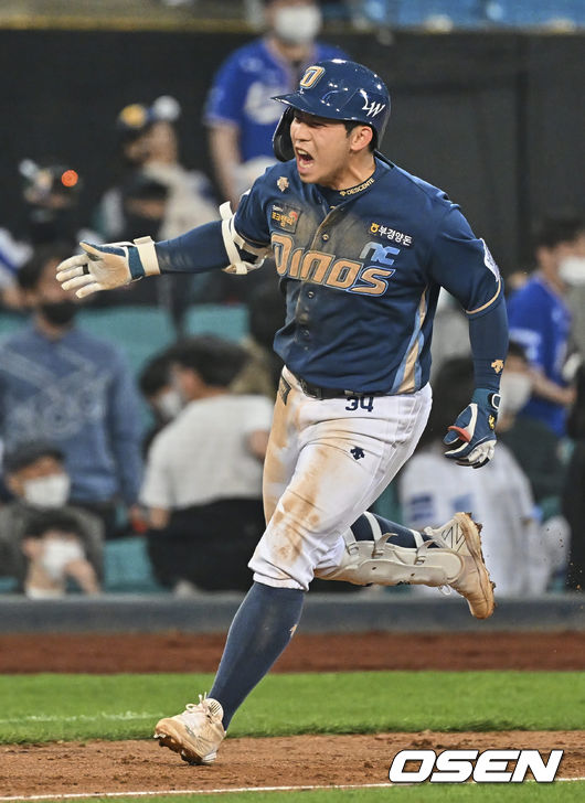 NC 다이노스 오영수가 8회초 좌월 3점 홈런을 치고 하이파이브를 하고 있다. 2022.05.03 / foto0307@osen.co.kr