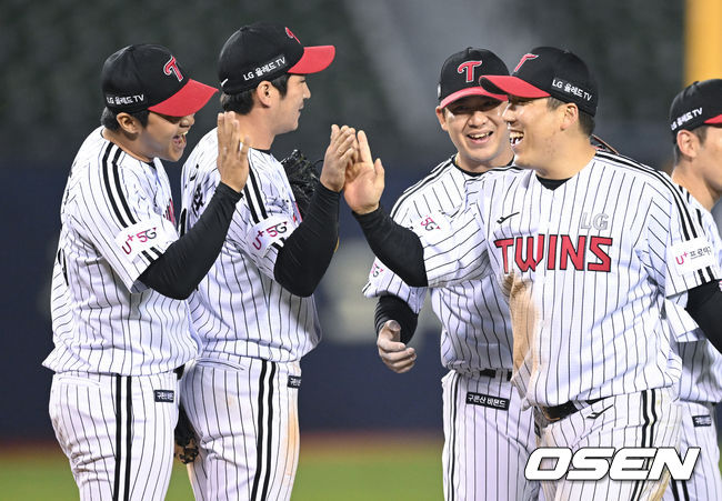 LG 트윈스가 짜릿한 역전승을 거뒀다. LG는 3일 서울 잠실구장에서 열린 ‘2022 신한은행 SOL KBO리그’ 두산 베어스와의 경기에서 4-3 역전승을 거뒀다. 이날 승리로 LG는 3연패에서 벗어났다. 승리가 확정된 순간 LG 선수들이 기쁨을 나누고 있다. 2022.05.03 /ksl0919@osen.co.kr