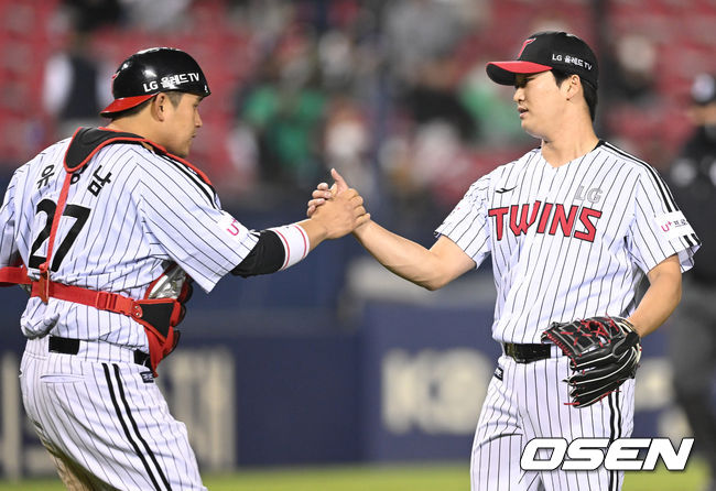 LG 트윈스가 짜릿한 역전승을 거뒀다. 승리가 확정된 순간 LG 고우석, 유강남이 기쁨을 나누고 있다. 2022.05.03 /ksl0919@osen.co.kr