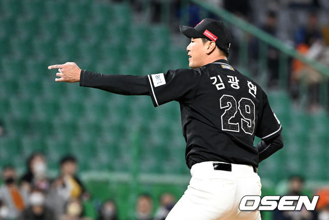 3일 오후 인천 SSG랜더스필드에서 ‘2022 신한은행 SOL KBO리그’ SSG 랜더스와 한화 이글스의 경기가 열렸다.6회초 2사 1, 2루 상황 SSG 선발 김광현이 한화 이진영을 삼진으로 이끌며 손짓하고 있다. 2022.05.03 / dreamer@osen.co.kr