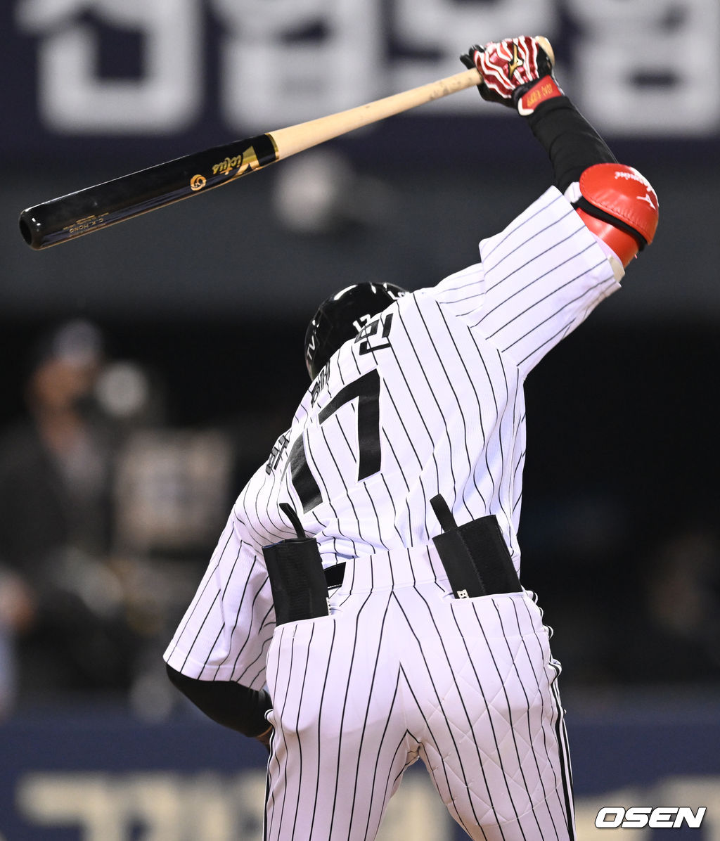 3일 오후 서울 잠실야구장에서 ‘2022 신한은행 SOL KBO리그’ LG 트윈스와 두산 베어스의 경기가 열렸다. 5회말 1사 1루 LG 박해민이 삼진아웃된 뒤 배트를 내리치고 있다. 2022.05.03 /ksl0919@osen.co.kr