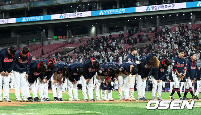 KT 위즈는 3일 수원KT위즈파크에서 열린 2022 신한은행 SOL KBO리그 롯데 자이언츠와의 시즌 4차전에서 10-5로 승리했다.KT는 3연전 기선제압과 함께 2연패에서 탈출하며 시즌 12승 14패를 기록했다. 반면 최근 5연승, 원정 8연승이 좌절된 롯데는 15승 1무 10패가 됐다.경기 후 롯데 선수들이 인사를 하고 있다. 2022.05.03 /sunday@osen.co.kr