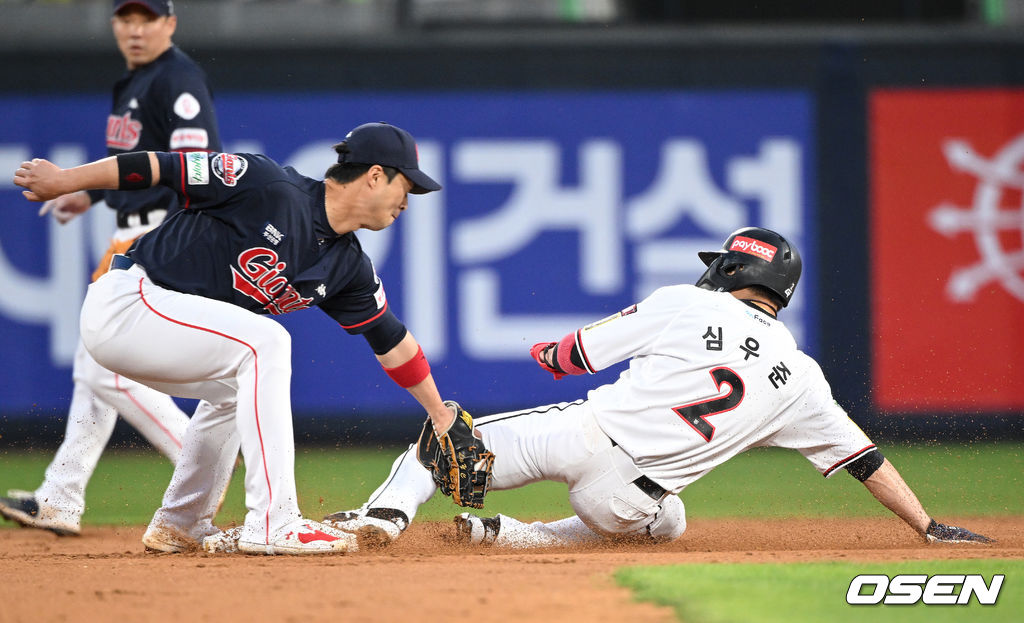 수원 KT 위즈파크에서 열린 KT와 롯데의 경기, 3회말 1사 1루에서 KT 1루주자 심우준이 도루에 성공하고 있다. 2022.05.03 /sunday@osen.co.kr
