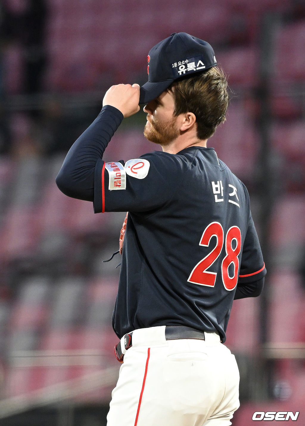 수원 KT 위즈파크에서 열린 KT와 롯데의 경기, 3회말 2사 1루에서 KT 박병호에게 투런 홈런을 허용한 롯데 반즈가 아쉬워하고 있다. 2022.05.03 /sunday@osen.co.kr