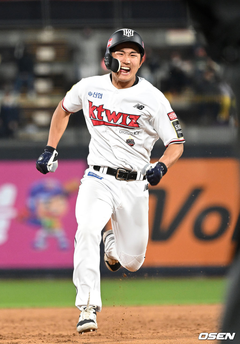 수원 KT 위즈파크에서 열린 KT와 롯데의 경기, 7회말 1사 1루에서 KT 박병호의 우중간 안타 때 1루주자 전진영이 3루로 쇄도하고 있다.2022.05.03 /sunday@osen.co.kr