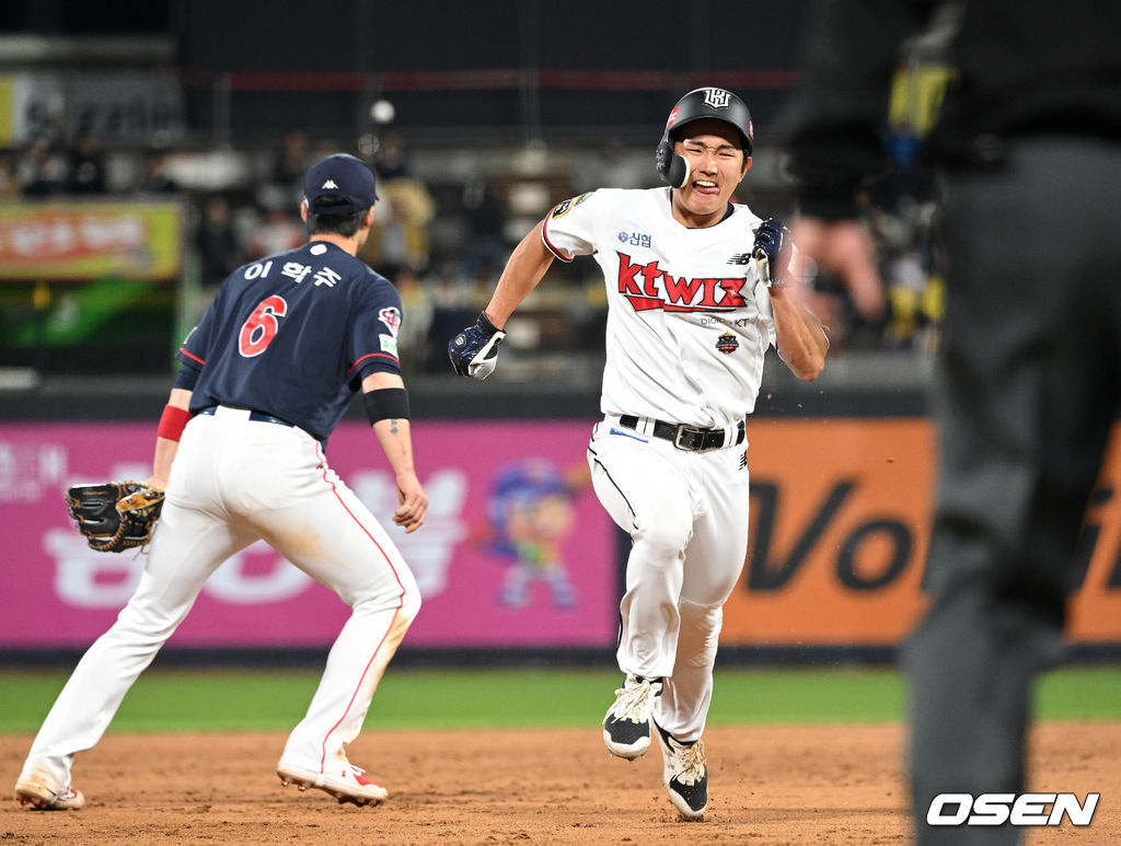 수원 KT 위즈파크에서 열린 KT와 롯데의 경기, 7회말 1사 1루에서 KT 박병호의 우중간 안타 때 1루주자 전진영이 3루로 쇄도하고 있다.2022.05.03 /sunday@osen.co.kr