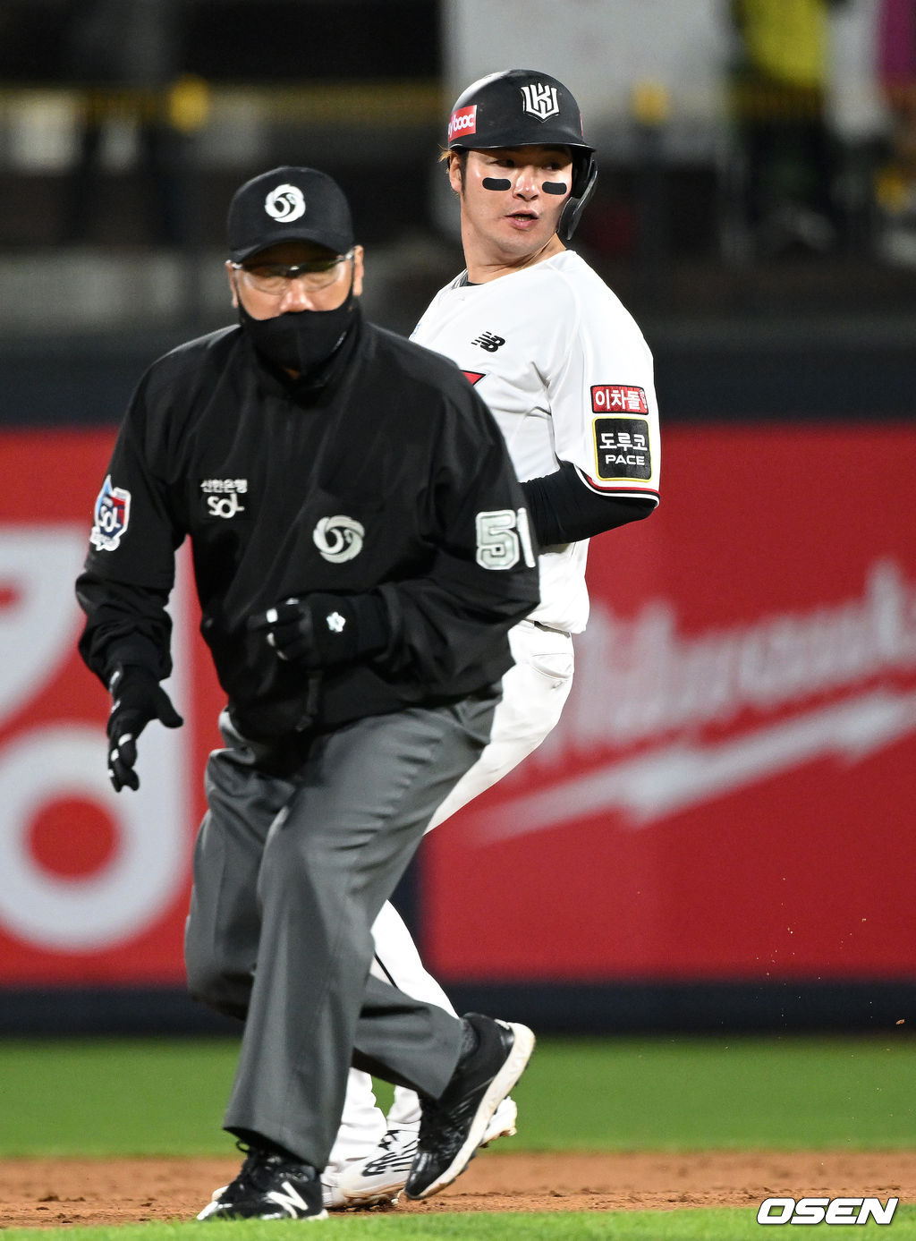 수원 KT 위즈파크에서 열린 KT와 롯데의 경기, 7회말 1사 1,3루에서 KT 박병호가 도루에 성공하고 있다. 2022.05.03 /sunday@osen.co.kr
