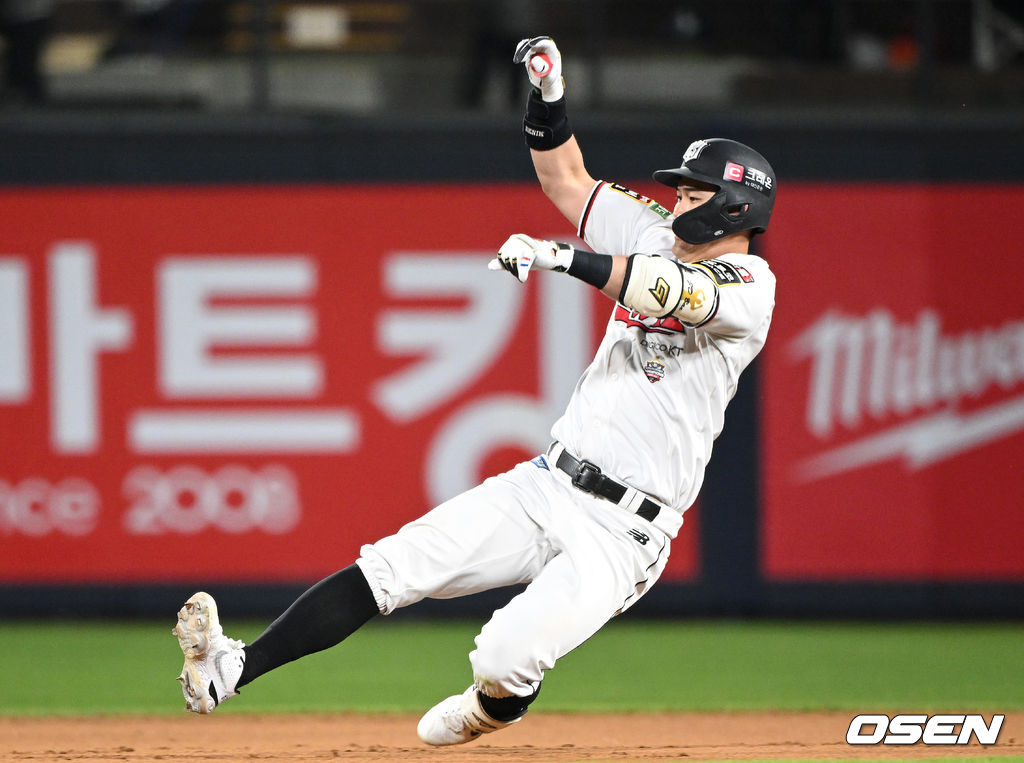 수원 KT 위즈파크에서 열린 KT와 롯데의 경기, 8회말 무사에서 KT 배정대가 좌전 2루타를 치고 슬라이딩을 하고 있다.  2022.05.03 /sunday@osen.co.kr
