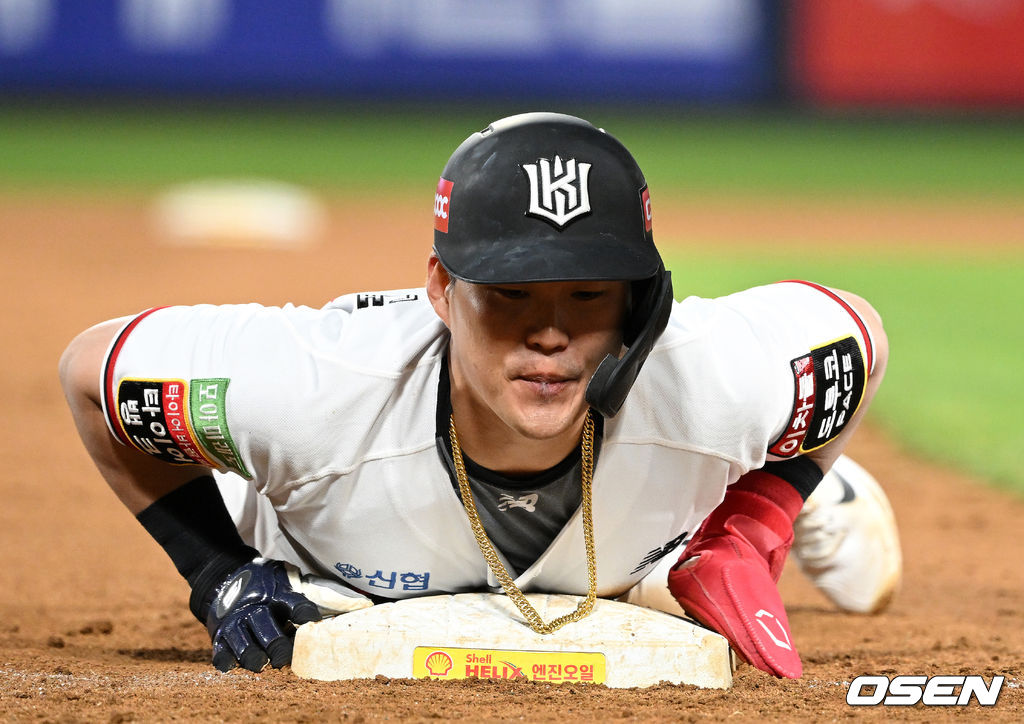 수원 KT 위즈파크에서 열린 KT와 롯데의 경기, 8회말 무사 2루에서 KT 2루주자 배정대가 3루 도루에 성공하고 있다.  2022.05.03 /sunday@osen.co.kr