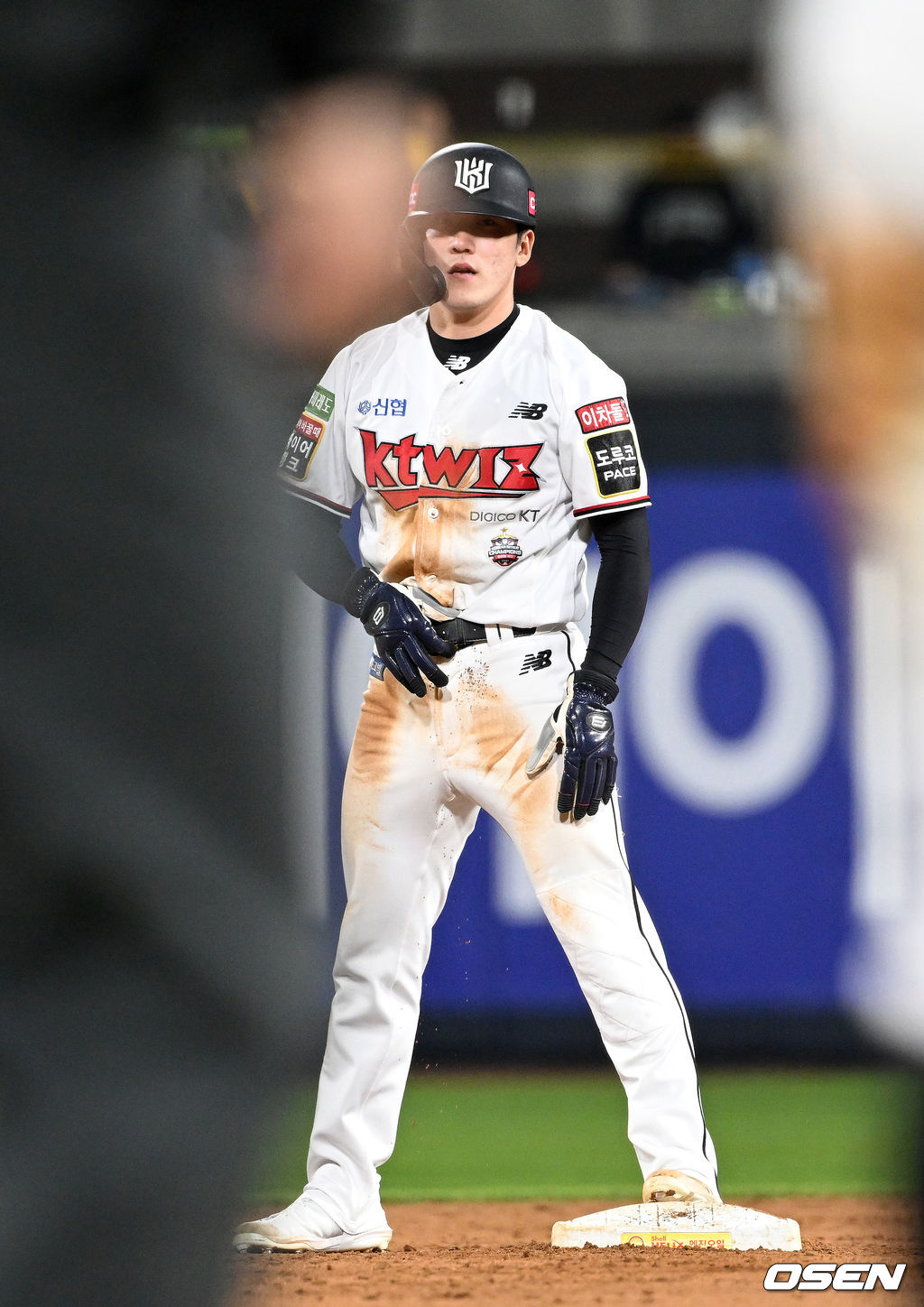 수원 KT 위즈파크에서 열린 KT와 롯데의 경기, 8회말 무사 1,3루에서 KT 1루주자 홍현빈이 도루에 성공하고 있다. 2022.05.03 /sunday@osen.co.kr