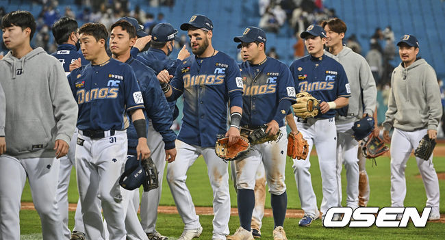 NC 다이노스 선수들이 삼성 라이온즈에 10-6으로 역전승하고 기뻐하고 있다. 2022.05.03 / foto0307@osen.co.kr