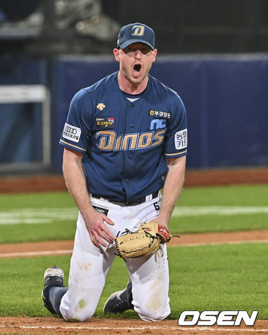 NC 다이노스 파슨스가 5회말 삼성 라이온즈 김지찬의 번트를 몸을 날려 잡고 포효하고 있다. 2022.05.03 / foto0307@osen.co.kr