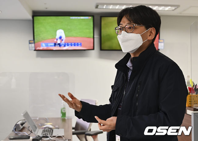 NC 다이노스 임선남 단장이 대구 삼성라이온즈파크 기자실에서 코치간 음주 폭행 사건에 대해 사과 기자회견을 하고 있다. 2022.05.03 / foto0307@osen.co.kr