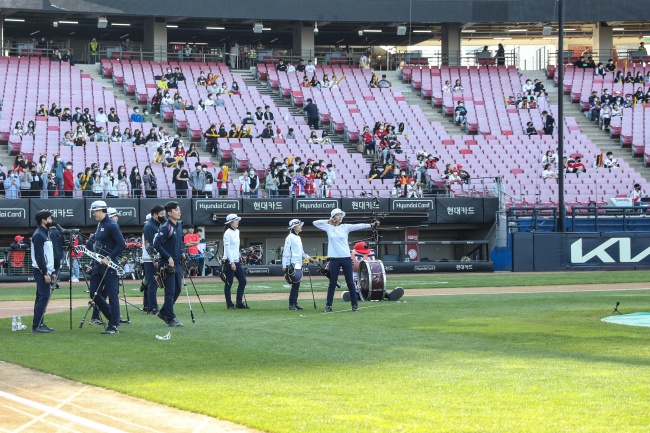 항저우 아시안게임 남녀 양궁대표팀 선수들이 4일 광주-기아 챔피언스필드에서 소음 적응 훈련을 하고 있다./KIA 타이거즈 제공