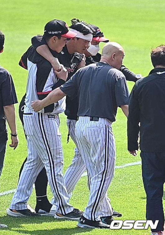 1군에 복귀한 LG 송찬의가 훈련 중 타구에 얼굴을 맞아 부상을 입고 스태프의 부축을 받으며 응급차로 향하고 있다. 2022.05.04 / dreamer@osen.co.kr