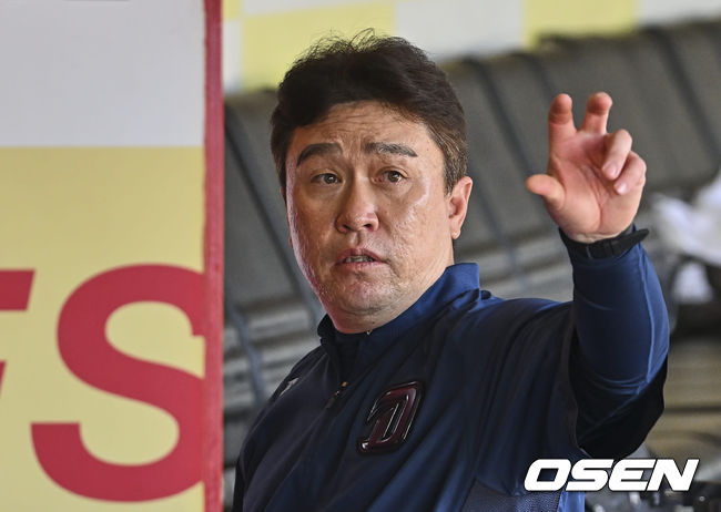 NC 다이노스 이동욱 감독이 선수들의 훈련에 대해 지시하고 있다. 2022.05.04 / foto0307@osen.co.kr