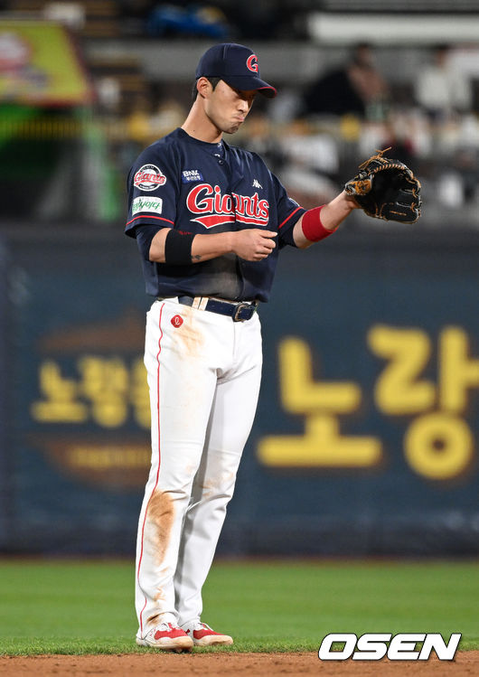 3일 오후 수원 KT 위즈파크에서 2022 신한은행 SOL KBO리그 KT 위즈와 롯데 자이언츠의 경기가 열렸다.6회말 2사 2루에서 KT 김민혁의 내야안타 때 롯데 이학주가 송구 실책을 범하며 실점을 허용. 김유영에게 미안함을 표하고 있다. 2022.05.03 /sunday@osen.co.kr