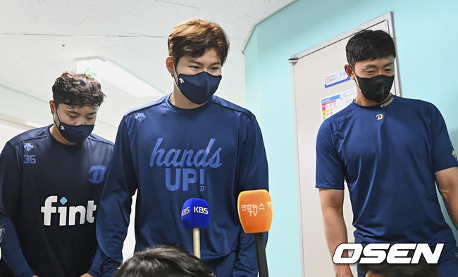 지난해 ‘술판 파문’으로 징계를 받은 NC 다이노스 권희동, 박민우, 이명기(왼쪽부터)가 복귀 기자회견을 하고 있다. 2022.05.04 / foto0307@osen.co.kr