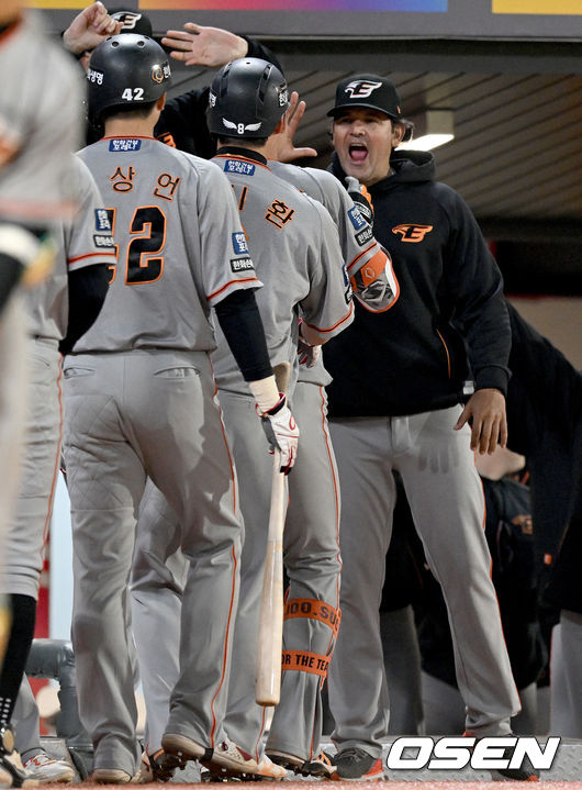 4일 오후 인천 미추홀구 SSG랜더스필드에서 ‘2022 신한은행 SOL KBO리그’ SSG 랜더스와 한화 이글스의 경기가 열렸다.이날 경기는 한화 이글스가 SSG 랜더스를 상대로 8-5 역전승을 거뒀다.9회말 1사 만루 한화 하주석이 만루 홈런을 날린 더그아웃에서 수베로 감독과 기쁨을 나누고 있다. 2022.05.04 /ksl0919@osen.co.kr