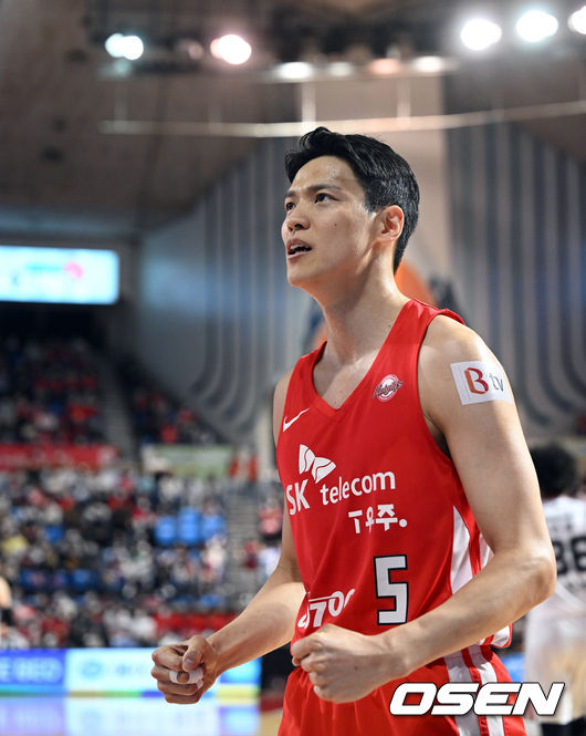 4일 오후 서울 잠실학생체육관에서 ‘2021-22 정관장 프로농구 챔피언결정전 2차전’ 서울 SK와 안양 KGC의 경기가 열렸다.2쿼터 SK 김선형이 수비플레이로 턴오버를 유도한 뒤 기뻐하고 있다. 2022.05.04 /cej@osen.co.kr