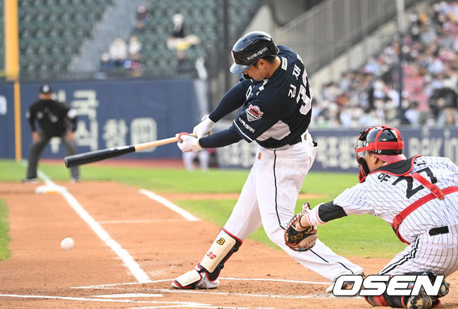 1회초 무사 만루 상황 두산 김재환이 선제 1타점 내야 땅볼을 치고 있다. 2022.05.04 / dreamer@osen.co.kr