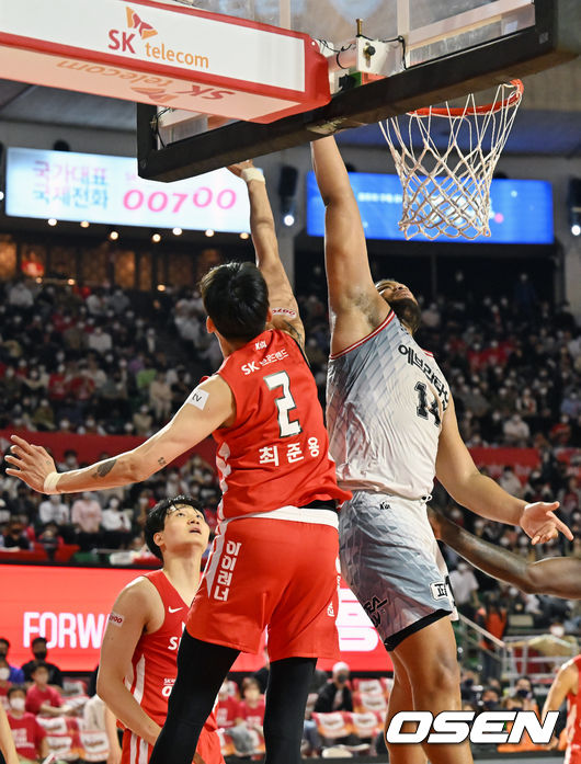 2쿼터 SK 최준용이 KGC 스펠맨의 덩크를 블록슛을 하고 있다. 2022.05.02 /rumi@osen.co.kr