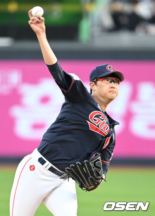 4일 오후 수원 KT 위즈파크에서 2022 신한은행 SOL KBO리그 KT 위즈와 롯데 자이언츠의 경기가 열렸다.1회말 무사에서 롯데 선발투수 박세웅이 역투하고 있다. 2022.05.04 /sunday@osen.co.kr