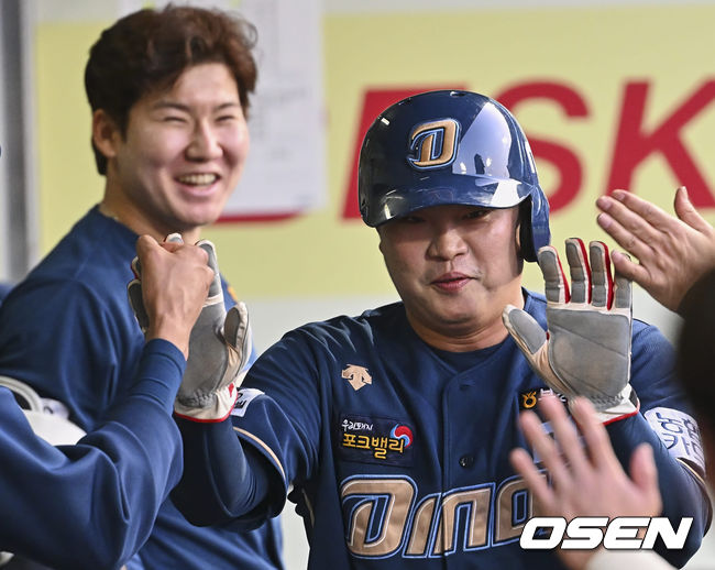 NC 다이노스 권희동이 2회초 박준영의 1타점 적시타때 득점을 올리고 하이파이브를 하고 있다. 2022.05.04 / foto0307@osen.co.kr