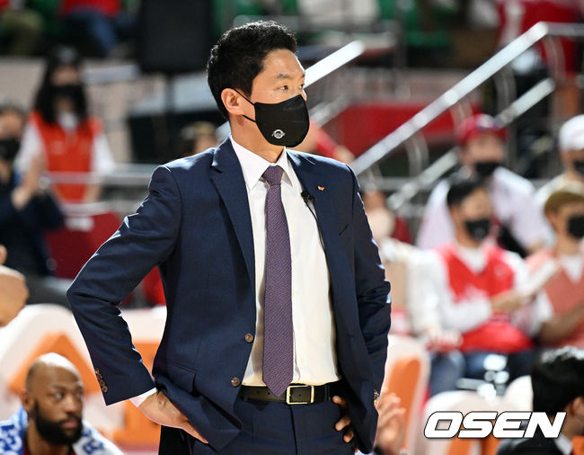 SK 전희철 감독이 경기를 지켜보고 있다. 2022.05.04 /cej@osen.co.kr