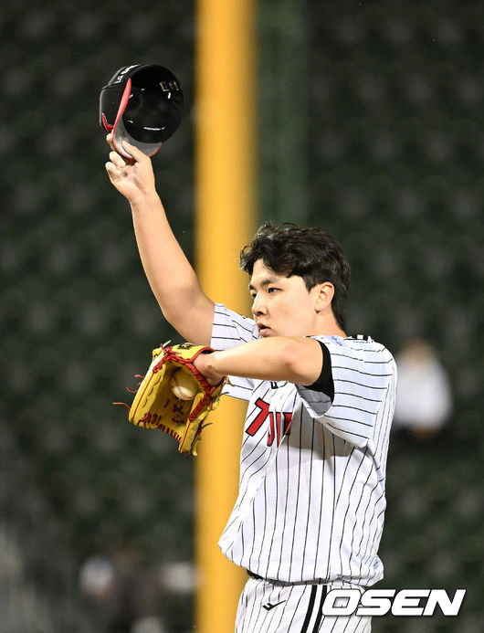 4일 오후 서울 잠실야구장에서 ‘2022 신한은행 SOL KBO리그’ LG 트윈스와 두산 베어스의 경기가 열렸다.4회초 1사 2, 3루 상황 두산 안재석에게 1타점 적시타를 내준 LG 선발 이민호가 아쉬워하고 있다. 2022.05.04 / dreamer@osen.co.kr