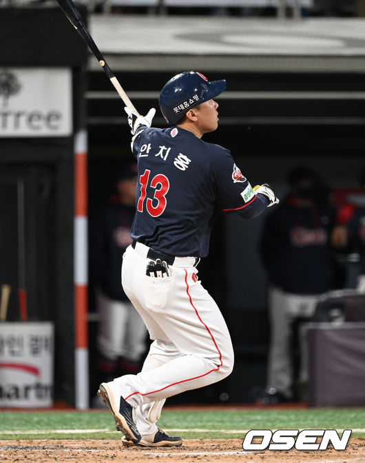 4일 오후 수원 KT 위즈파크에서 2022 신한은행 SOL KBO리그 KT 위즈와 롯데 자이언츠의 경기가 열렸다.5회초 1사에서 롯데 안치홍이 좌월 솔로 홈런을 치고 있다. 2022.05.04 /sunday@osen.co.kr