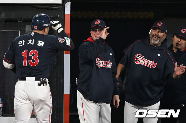 4일 오후 수원 KT 위즈파크에서 2022 신한은행 SOL KBO리그 KT 위즈와 롯데 자이언츠의 경기가 열렸다.5회초 1사에서 롯데 안치홍이 좌월 솔로 홈런을 치고 더그아웃에서 서튼 감독의 축하를 받고 있다. 2022.05.04 /sunday@osen.co.kr