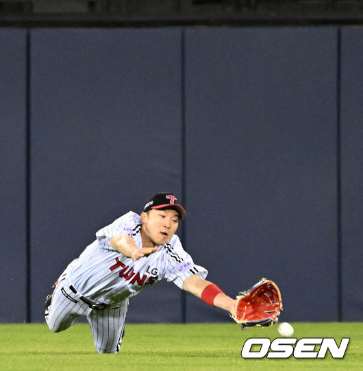 4일 오후 서울 잠실야구장에서 ‘2022 신한은행 SOL KBO리그’ LG 트윈스와 두산 베어스의 경기가 열렸다.4회초 1사 2, 3루 상황 두산 안재석의 1타점 적시타 때 LG 중견수 박해민이 타구를 잡기 위해 몸을 날렸지만 놓치고 있다. 2022.05.04 / dreamer@osen.co.kr