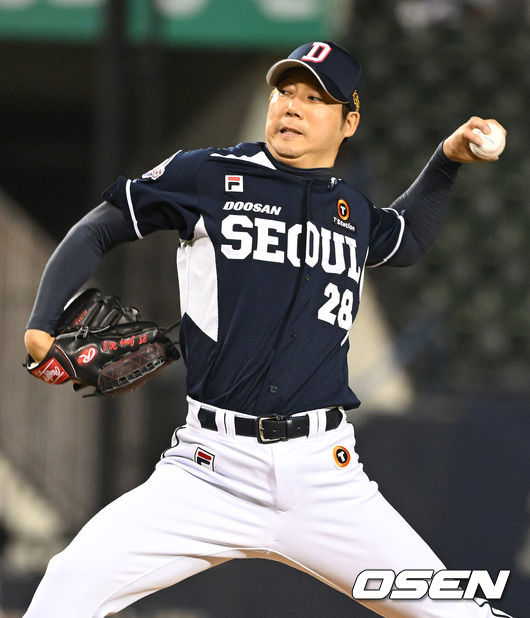 4일 오후 서울 잠실야구장에서 ‘2022 신한은행 SOL KBO리그’ LG 트윈스와 두산 베어스의 경기가 열렸다.6회말 1사 1, 2루 상황 마운드에 오른 두산 투수 장원준이 힘차게 공을 뿌리고 있다. 2022.05.04 / dreamer@osen.co.kr