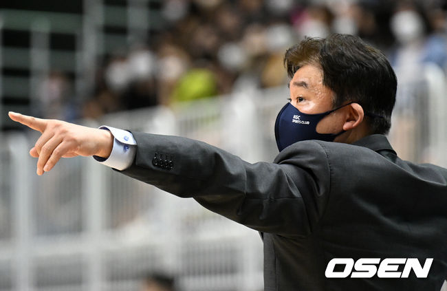 23일 오후 수원 KT 소닉붐 아레나에서 2021-2022 KGC인삼공사 정관장 프로농구 4강 플레이오프 2차전 수원 KT 소닉붐과 안양 KGC 인삼공사의 경기가 열렸다.4쿼터 KGC 김승기 감독이 작전을 지시하고 있다. 2022.04.23 /sunday@osen.co.kr