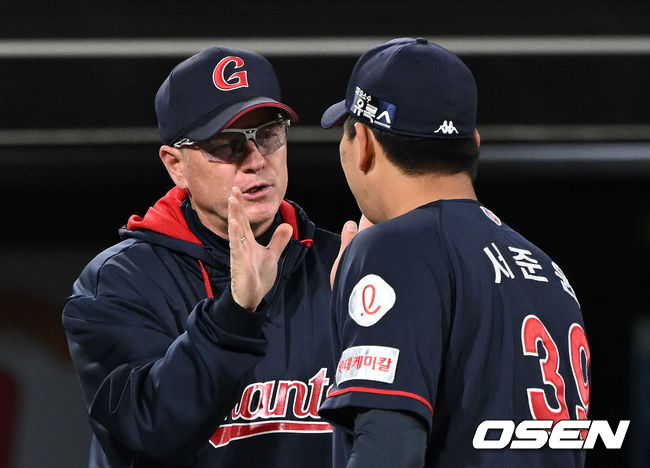 롯데가 완벽한 투타 조화를 앞세워 3일 5-10 패배를 설욕했다.롯데 자이언츠는 4일 수원KT위즈파크에서 열린 2022 신한은행 SOL KBO리그 KT 위즈와의 시즌 5차전에서 5-0으로 승리했다.롯데는 전날 패배를 설욕하며 시즌 16승 1무 10패를 기록했다. 반면 연승에 실패한 KT는 12승 15패가 됐다.경기 종료 후 롯데 서튼 감독이 서준원과 승리의 기쁨을 나누고 있다. 2022.05.04 /sunday@osen.co.kr