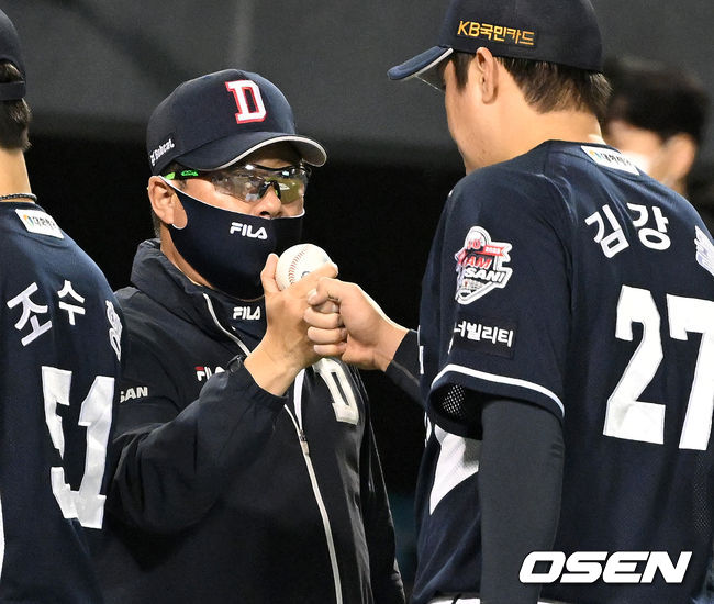 경기를 마치고 이날 승리로 개인 통산 600승을 달성한 두산 김태형 감독이 승리 기념구를 쥐고 김강률을 비롯한 선수들과 인사를 나누고 있다. 2022.05.04 / dreamer@osen.co.kr