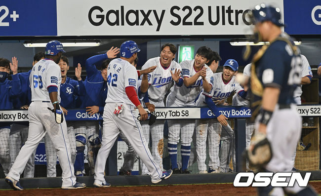 삼성 라이온즈 김태군과 피렐라가 8회말 오재일의 2타점 적시타때 득점을 올리고 하이파이브를 하고 있다. 2022.05.04 / foto0307@osen.co.kr