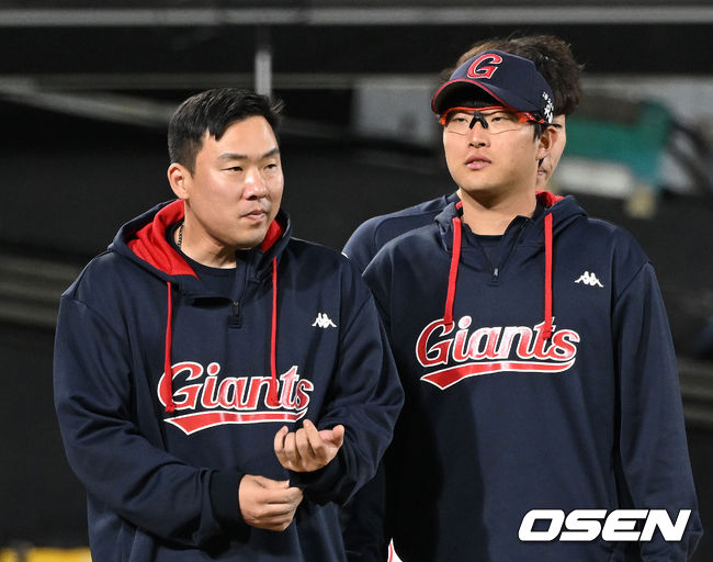 롯데가 완벽한 투타 조화를 앞세워 3일 5-10 패배를 설욕했다.롯데 자이언츠는 4일 수원KT위즈파크에서 열린 2022 신한은행 SOL KBO리그 KT 위즈와의 시즌 5차전에서 5-0으로 승리했다.롯데는 전날 패배를 설욕하며 시즌 16승 1무 10패를 기록했다. 반면 연승에 실패한 KT는 12승 15패가 됐다.경기 종료 후 롯데 안치홍과 박세웅이 승리의 기쁨을 나누고 있다. 2022.05.04 /sunday@osen.co.kr