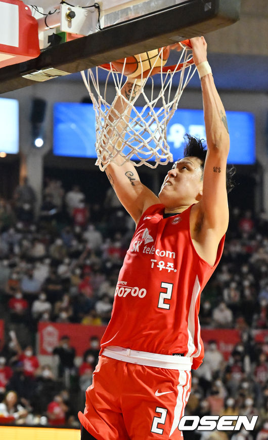 4쿼터 SK 최준용이 투핸드덩크 슛을 내리꽂고 있다. 2022.05.02 /rumi@osen.co.kr