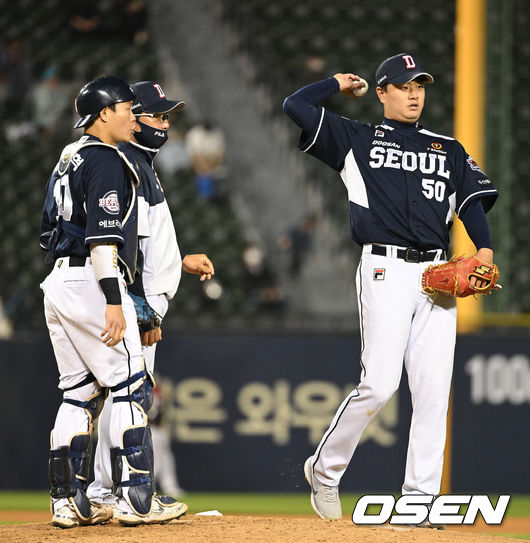 4일 오후 서울 잠실야구장에서 ‘2022 신한은행 SOL KBO리그’ LG 트윈스와 두산 베어스의 경기가 열렸다.6회말 1사 1, 2루 상황 두산 선발 이영하가 마운드를 내려가며 공을 넘기고 있다. 2022.05.04 / dreamer@osen.co.kr