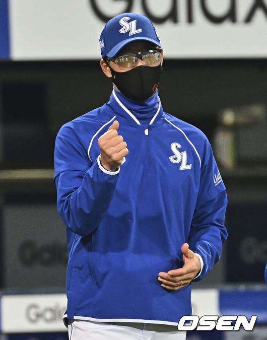 삼성 라이온즈 허삼영 감독이 11-5로 대 역전극을 펼치고 선수들과 하이파이브를 하고 있다. 2022.05.04 / foto0307@osen.co.kr