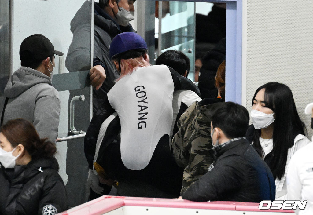 남자 1,500m 준준결승에서 스케이트 날이 얼음에 걸려 넘어진 곽윤기(고양시청)가 관계자의 등에 업혀 경기장을 나서고 있다. 2022.05.04 /jpnews@osen.co.kr