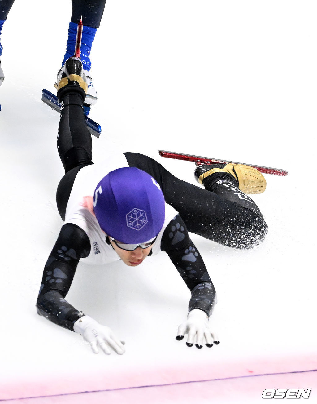 남자 1,500m 준준결승에서 스케이트 날이 얼음에 걸린 곽윤기(고양시청)가 넘어지며 무릎이 빙판에 닿고 있다. 2022.05.04 /jpnews@osen.co.kr