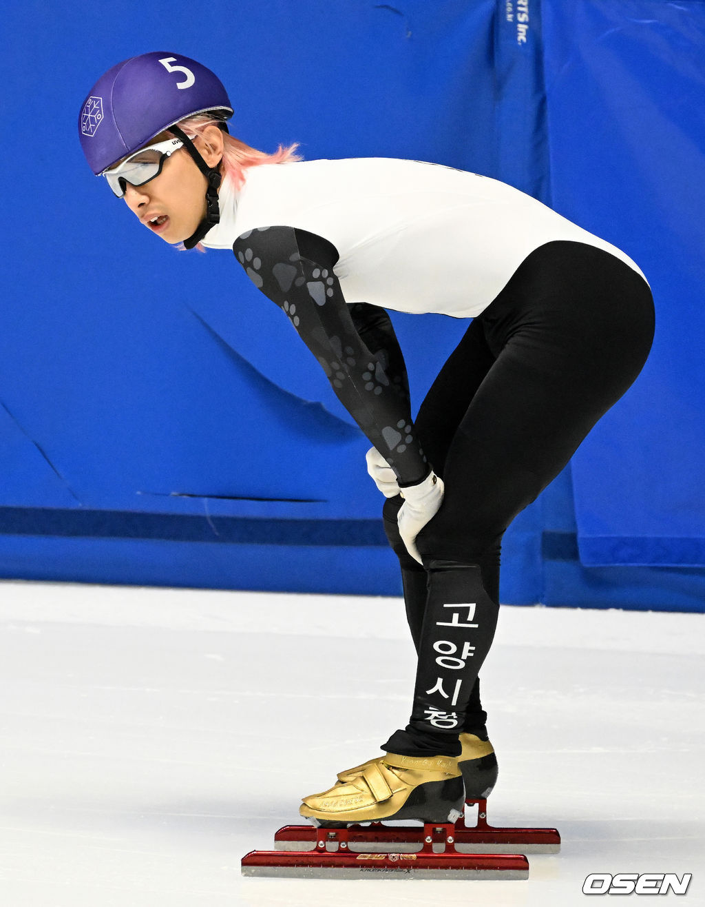 남자 1,500m 준준결승에서 레이스 도중 넘어진 곽윤기(고양시청)가 무릎을 부여잡고 아쉬워하고 있다. 2022.05.04 /jpnews@osen.co.kr