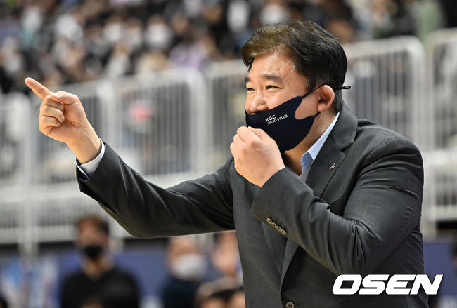 23일 오후 수원 KT 소닉붐 아레나에서 2021-2022 KGC인삼공사 정관장 프로농구 4강 플레이오프 2차전 수원 KT 소닉붐과 안양 KGC 인삼공사의 경기가 열렸다.1쿼터 KGC 김승기 감독이 작전을 지시하고 있다. 2022.04.23 /sunday@osen.co.kr
