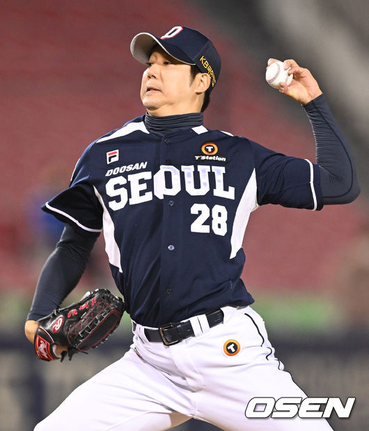 3일 오후 서울 잠실야구장에서 ‘2022 신한은행 SOL KBO리그’ LG 트윈스와 두산 베어스의 경기가 열렸다. 7회말 1사 1, 3루 두산 장원준이 마운드에 올라 힘차게 공을 뿌리고 있다. 2022.05.03 /ksl0919@osen.co.kr