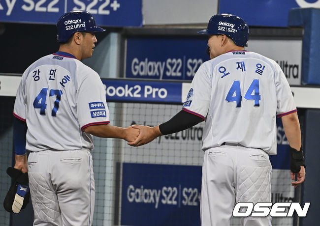 삼성 라이온즈 강민호와 오재일이 8회말 김헌곤의 적시타때 득점을 올리고 손을 잡고 얘기하고 있다. 2022.05.04 / foto0307@osen.co.kr